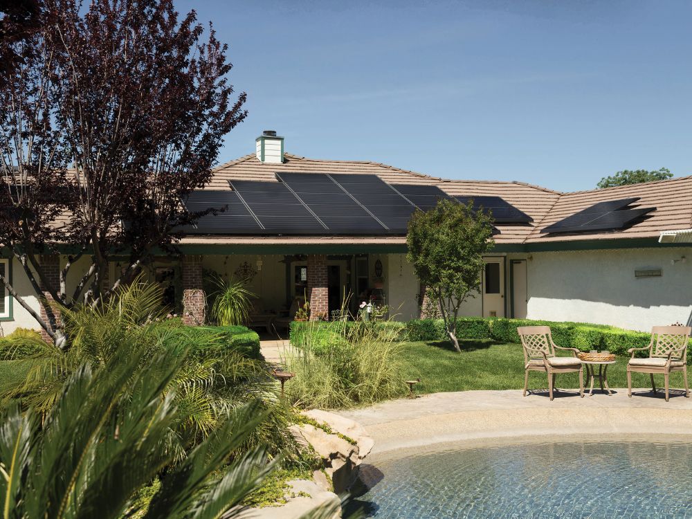 Casa com sistema solar integrado ao conversor de energia solar, garantindo autonomia energética e redução de custos com eletricidade.