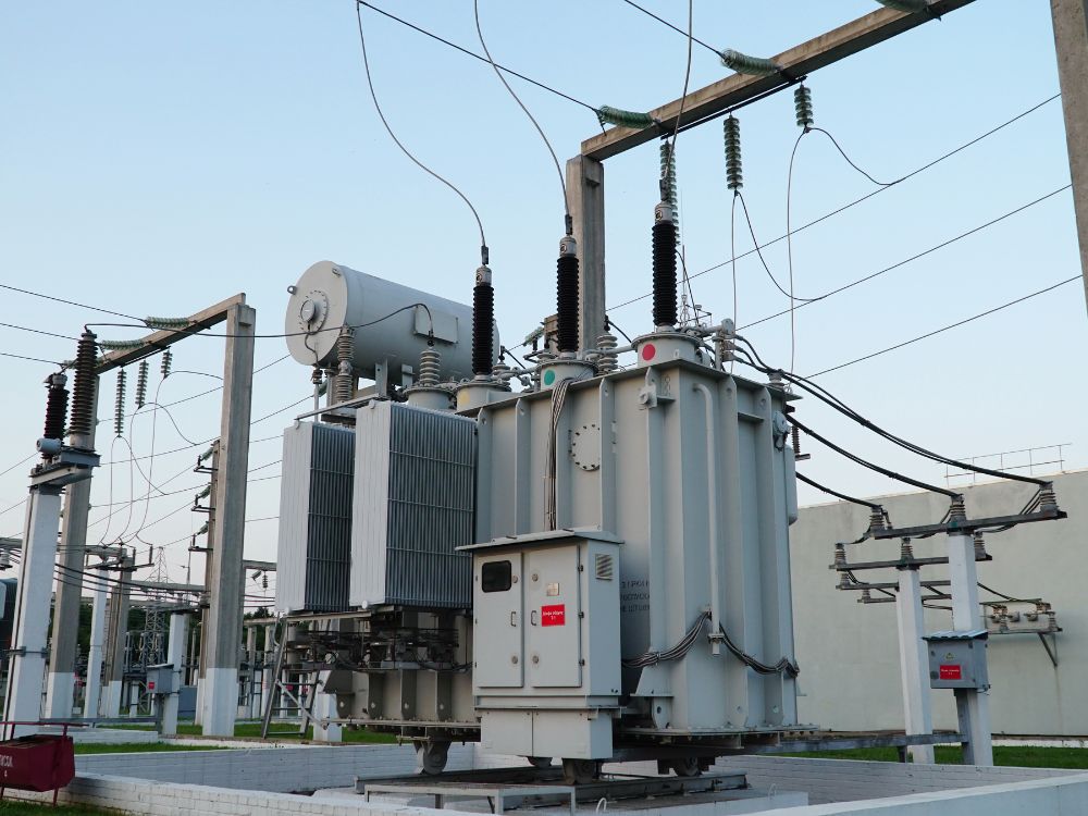 Transformador elétrico instalado em área externa, ilustrando aplicação técnica relacionada ao Grau de proteção IP21.